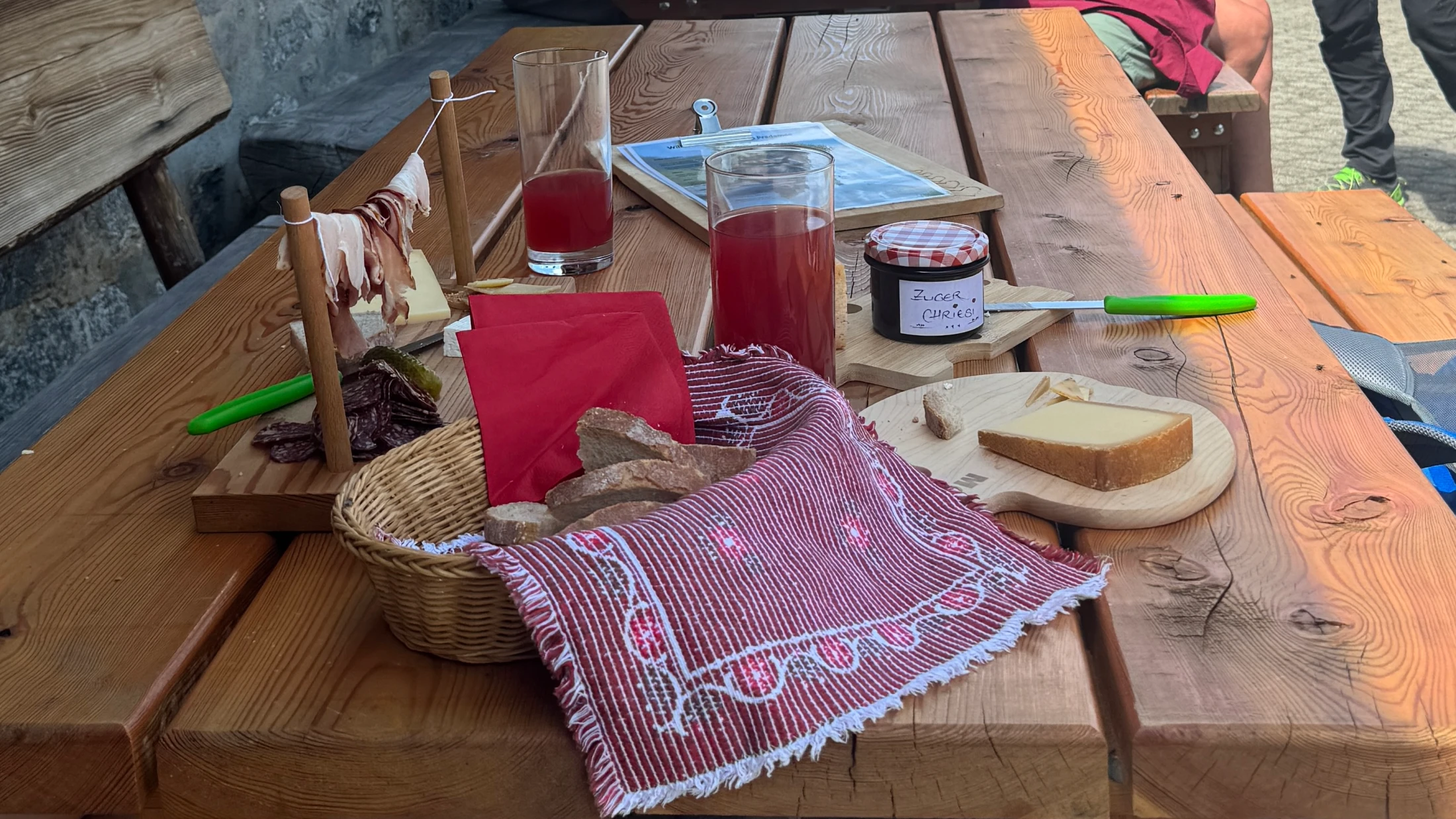 Alp Pradamee Zvieri Terrasse Restaurant, © Radio Liechtenstein/jn Alp Pradamee Zvieri Terrasse Restaurant, © Radio Liechtenstein/jn