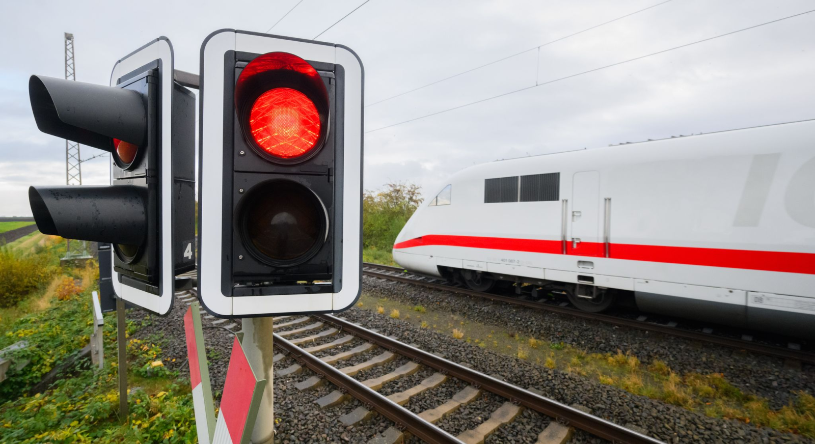 Die Bahnstrecke zwischen Nürnberg und Erfurt wurde gesperrt (Symbolbild). , © Julian Stratenschulte/dpa
