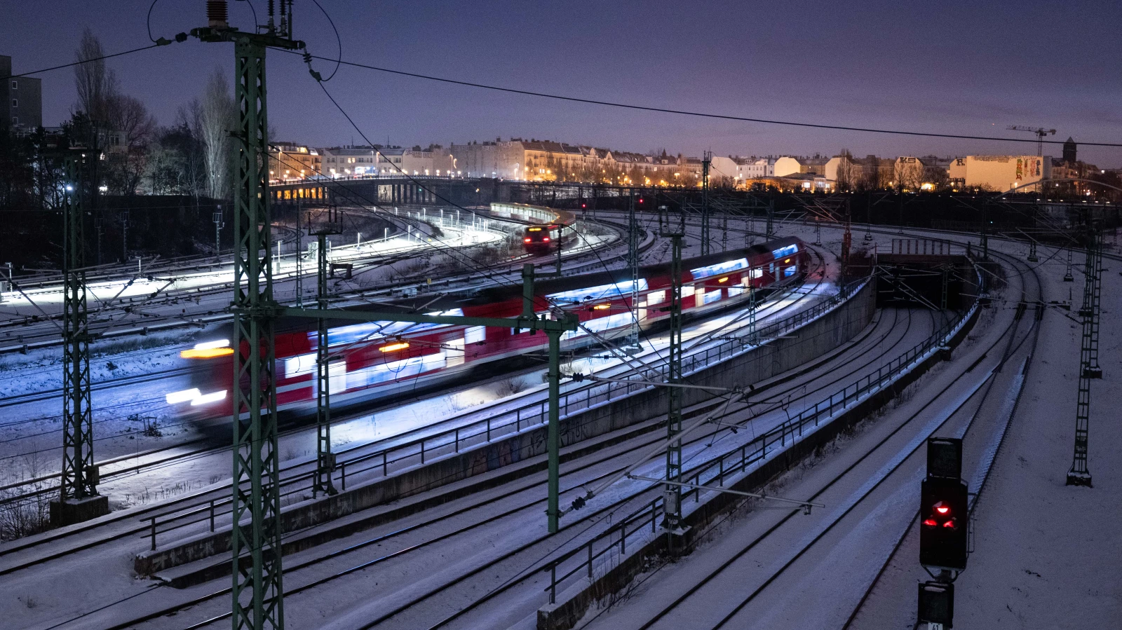 Demiryollarında Aksamalar: Yolculara Uyarı, © Christophe Gateau/dpa Demiryollarında Aksamalar: Yolculara Uyarı, © Christophe Gateau/dpa