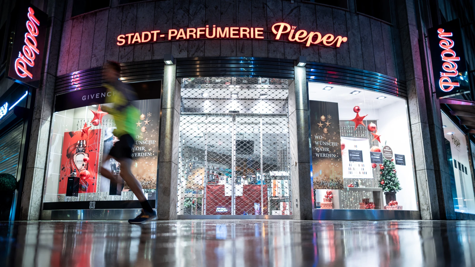 İflastaki Parfümeri Devi Pieper Dokuz Şubeyi Kapatıyor, © Fabian Strauch/dpa İflastaki Parfümeri Devi Pieper Dokuz Şubeyi Kapatıyor, © Fabian Strauch/dpa