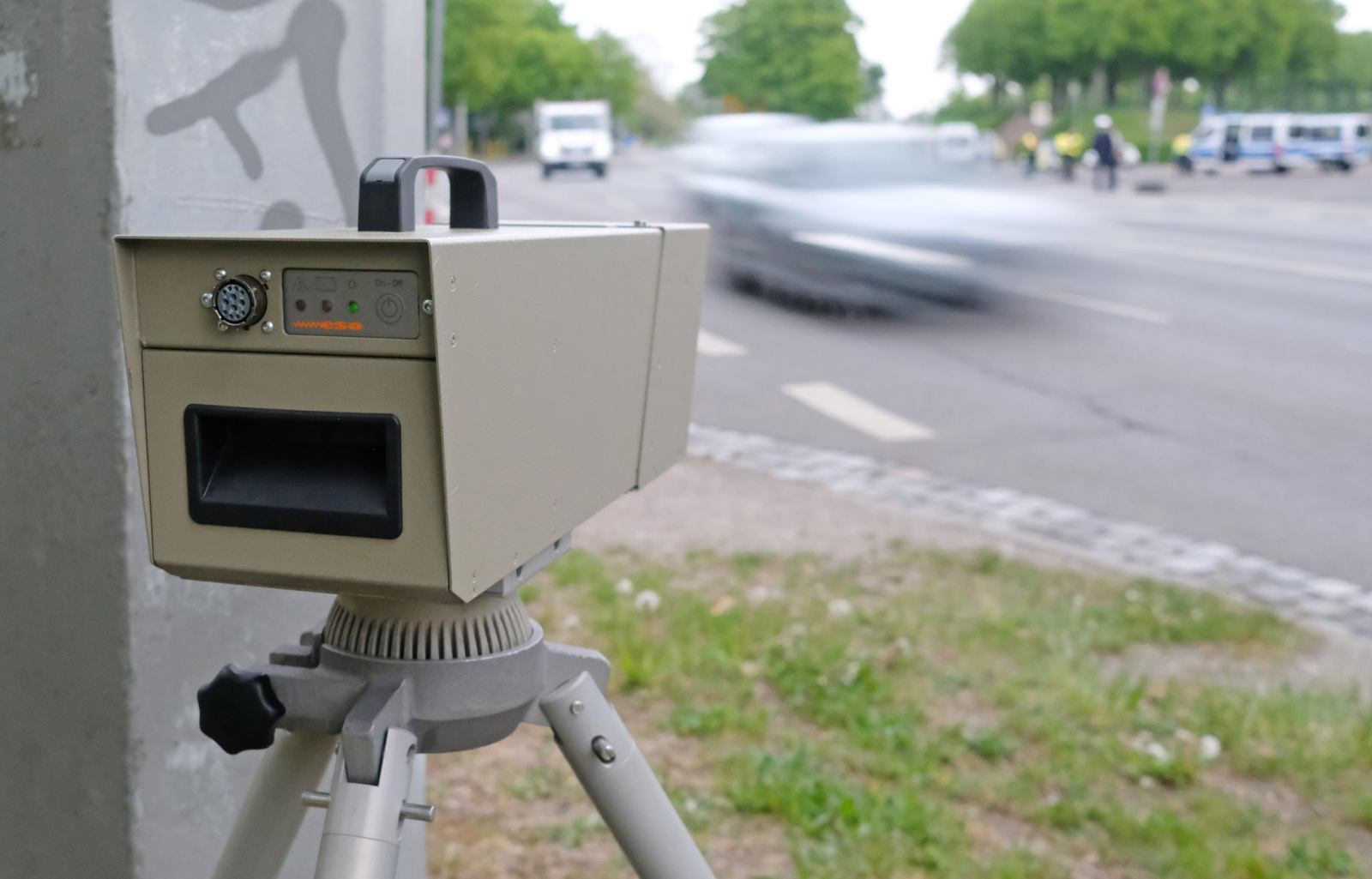 Die Kamera einer Geschwindigkeitsmesseinrichtung während einer Verkehrskontrolle.