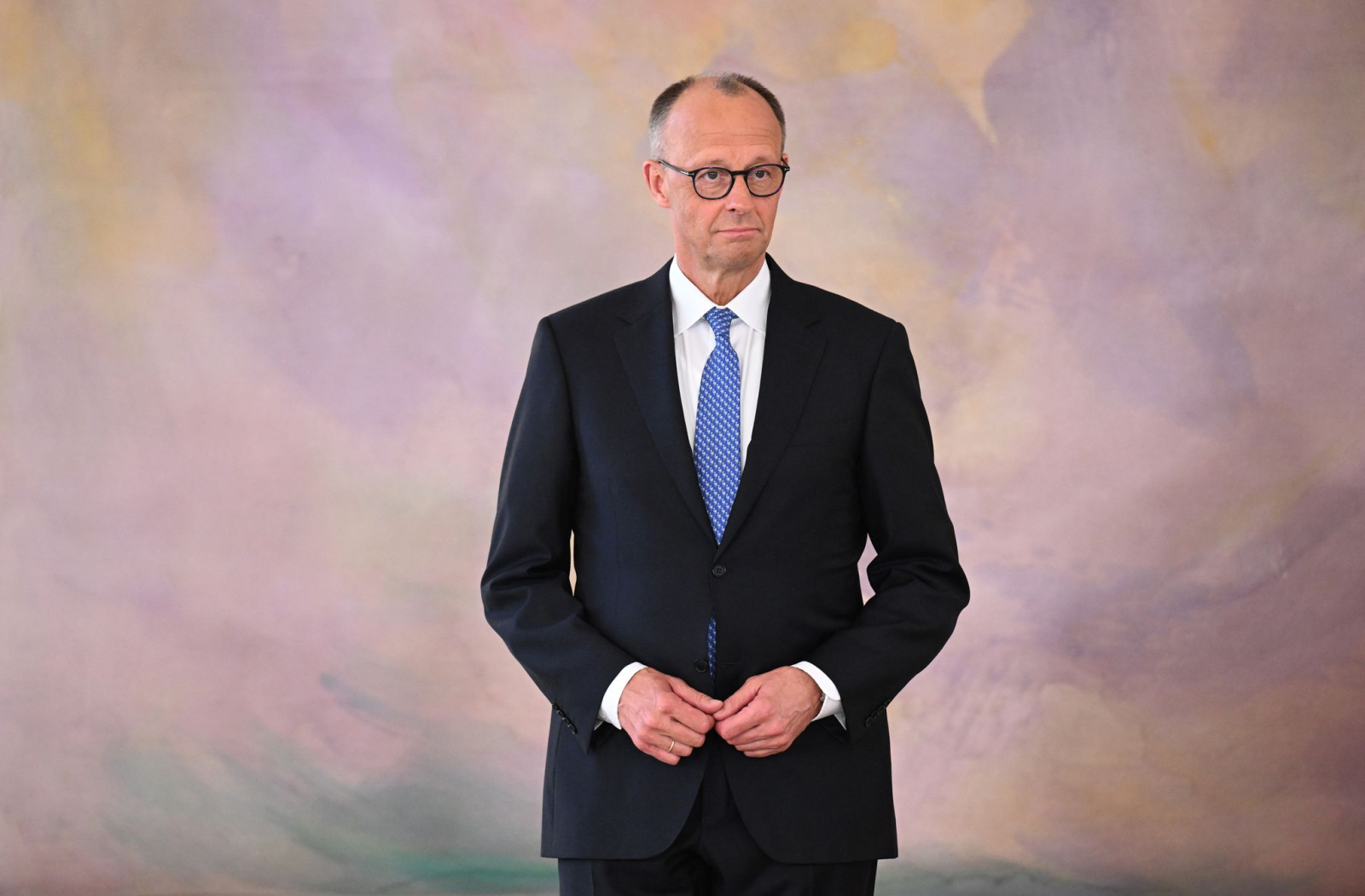 Bundeskanzler Friedrich Merz (CDU) wartet im Schloss Bellevue darauf, die Ernennungsurkunde vom Bundespräsidenten überreicht zu bekommen. , © Bernd von Jutrczenka/dpa