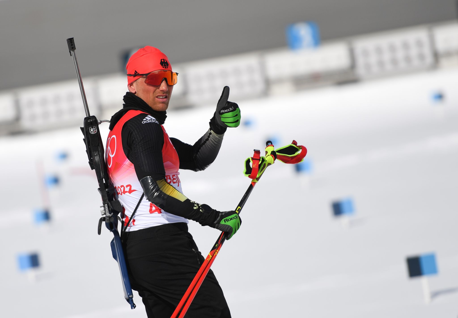 Erik Lesser zeigt mit dem Daumen nach oben. Der ehemalige Weltmeister beendet am Saisonende seine Biathlon-Karriere.