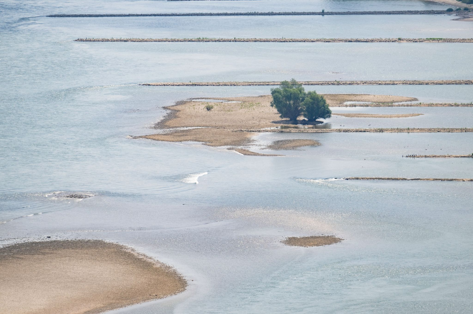 Große Sandbänke sind zu erkennen., © Boris Roessler/dpa/Symbolbild