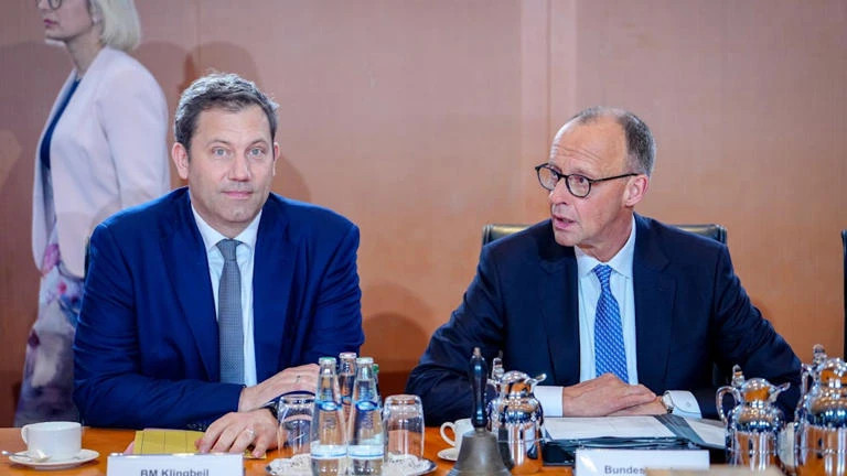 Yeni Hükümetten İlk Adım: 25 Devlet Görevlisi Görevi Kaldırıldı!, © Kay Nietfeld/dpa Yeni Hükümetten İlk Adım: 25 Devlet Görevlisi Görevi Kaldırıldı!, © Kay Nietfeld/dpa