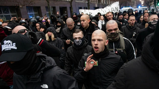 Aşırı Sağcılar SPD Standındaki Politikacılara Saldırdı!, © dpa Aşırı Sağcılar SPD Standındaki Politikacılara Saldırdı!, © dpa