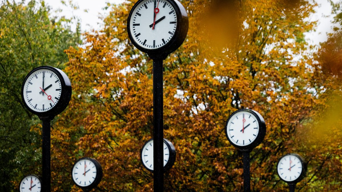 Saatler Geri Alınıyor: Futbol Maçları Bir Saat Erken Başlayacak!, © Rolf Vennenbernd/dpa