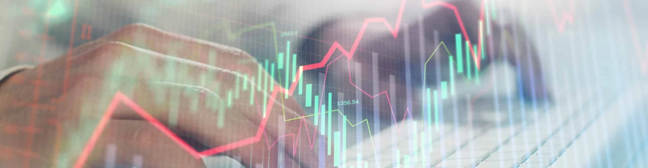 Hände auf der Tastatur, darüber eine Verlaufskurve, © Shutterstock Hände auf der Tastatur, darüber eine Verlaufskurve, © Shutterstock