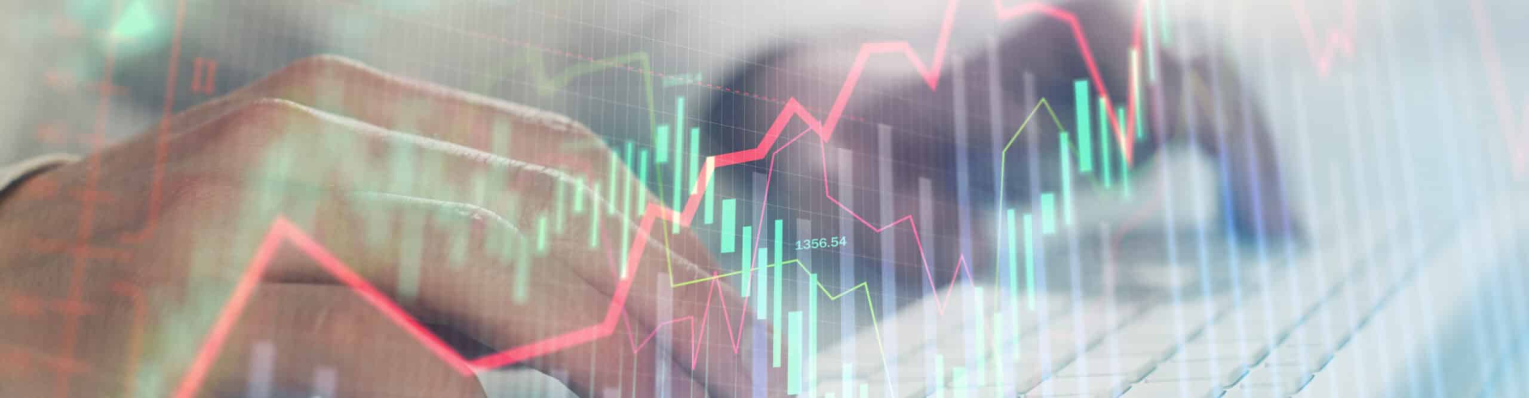 Hände auf der Tastatur, darüber eine Verlaufskurve, © Shutterstock