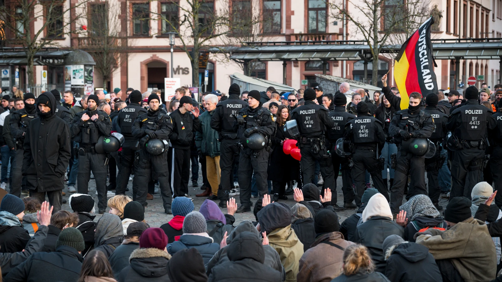 Mainz Üniversitesi İletişim Bilimci Nayla Fawzi, Aschaffenburg’da meydana gelen ölümcül saldırının ardından göç konusundaki tartışmaların nasıl yönlendirildiği konusunda uyarılarda bulundu. , © Daniel Vogl/dpa Mainz Üniversitesi İletişim Bilimci Nayla Fawzi, Aschaffenburg’da meydana gelen ölümcül saldırının ardından göç konusundaki tartışmaların nasıl yönlendirildiği konusunda uyarılarda bulundu. , © Daniel Vogl/dpa