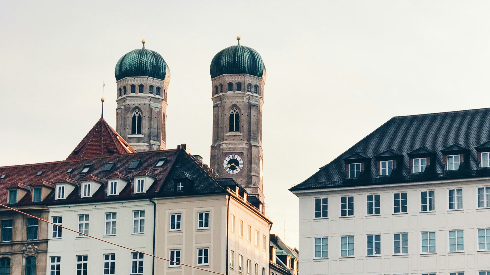 Auto in München in Menschengruppe gefahren, © Unsplash/Jan antonin kolar