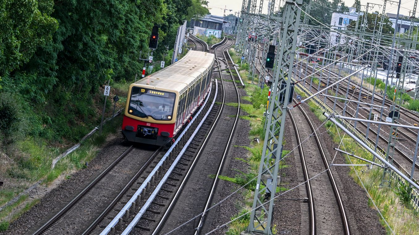 Berlin'de Toplu Taşımada Kesici ve Bıçak Taşımak Yasaklanıyor!, © Jens Kalaene/dpa