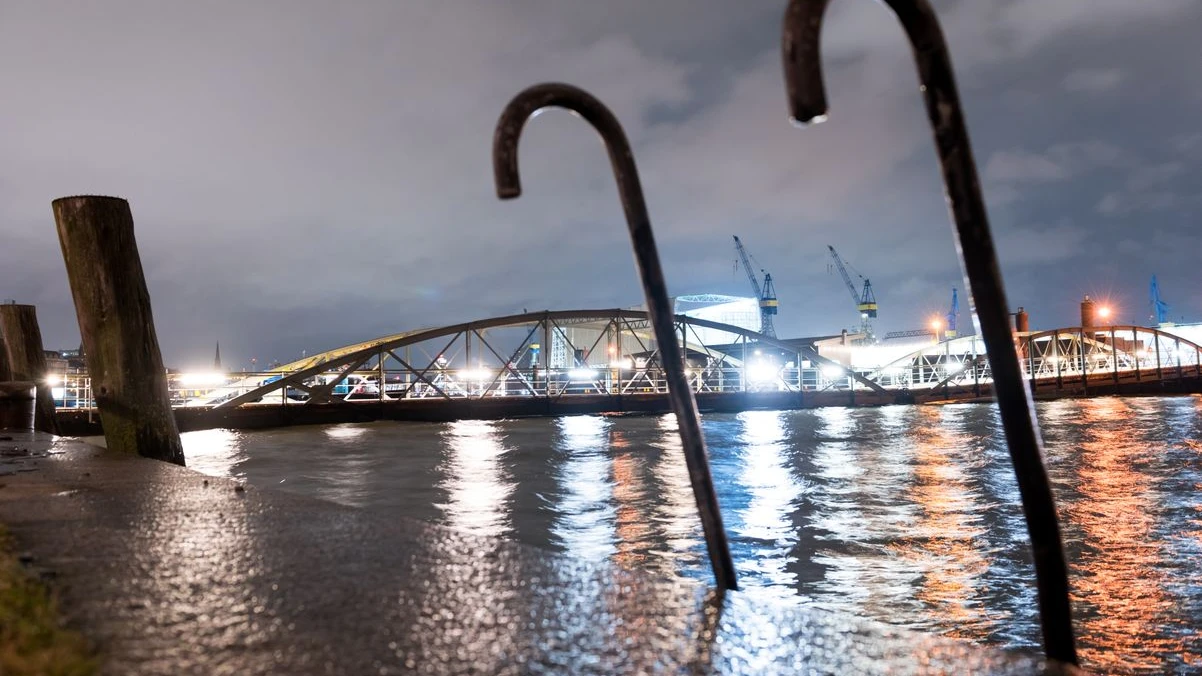 Hamburg’da Fırtına ve Taşkın: Balık Pazarı Sular Altında!, © Jonas Walzberg/dpa Hamburg’da Fırtına ve Taşkın: Balık Pazarı Sular Altında!, © Jonas Walzberg/dpa