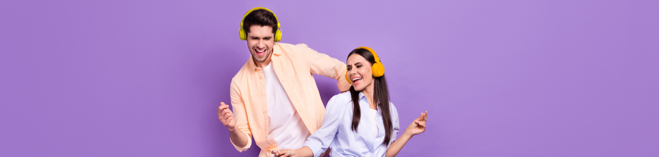 Mann und Frau mir Kopfhörern, © Shutterstock