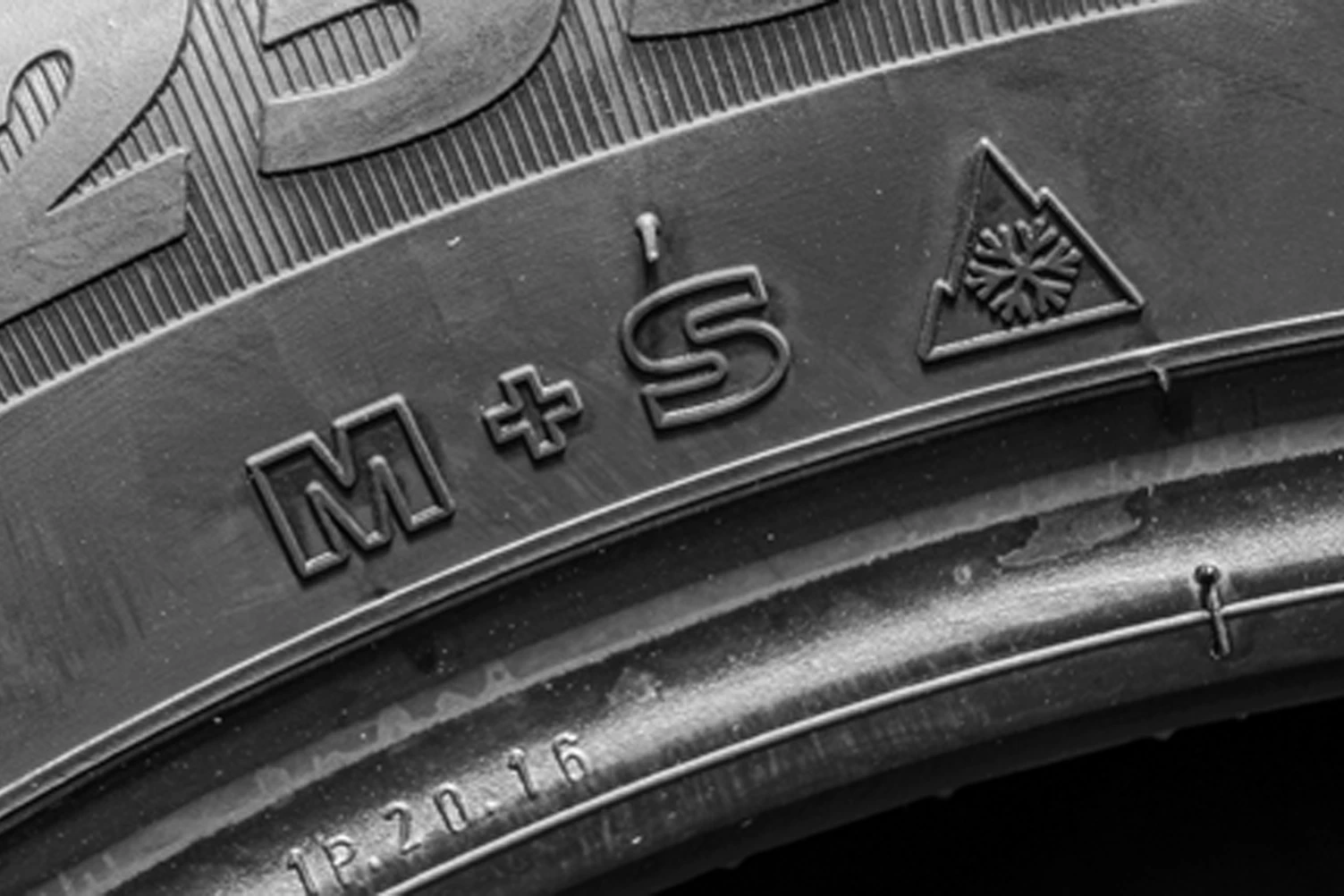 Neue gesetzliche Logos auf Winterreifen, © Foto: Zigmunds Dizgalvis Shutterstock Neue gesetzliche Logos auf Winterreifen, © Foto: Zigmunds Dizgalvis Shutterstock