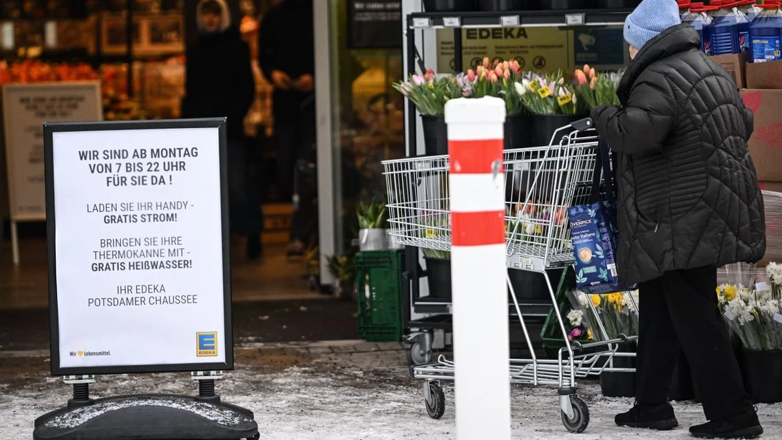 Berlin’in Güneybatısı Bir Geceyi Daha Karanlıkta Geçirdi!, © Britta Pedersen/dpa Berlin’in Güneybatısı Bir Geceyi Daha Karanlıkta Geçirdi!, © Britta Pedersen/dpa