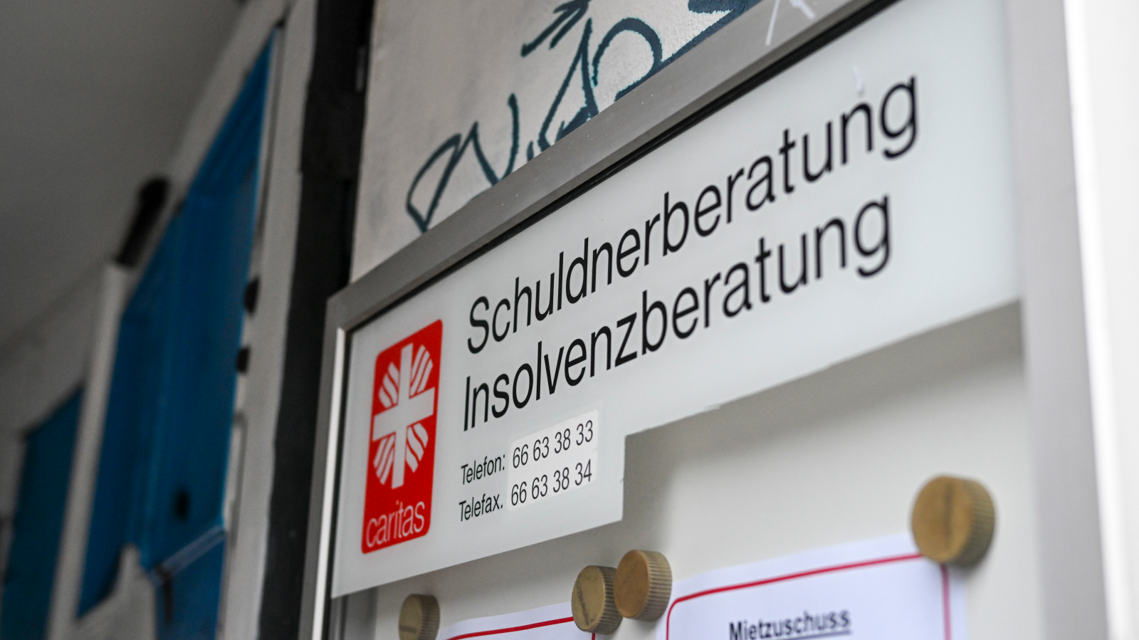 Rheinland-Pfalz'ta borçlu insanların sayısı hızla artıyor ve bu durum borç danışmanlık merkezlerini baskı altına alıyor. , © dpa