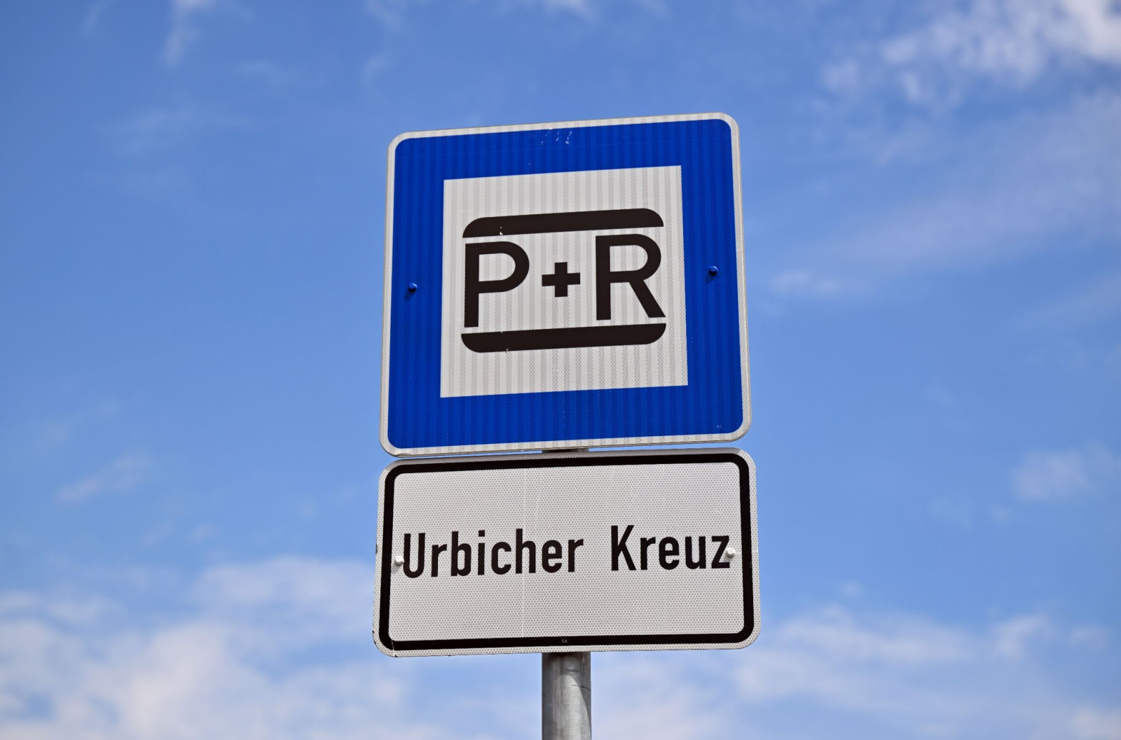 Ein Schild zeigt den Park-and-Ride-Parkplatz am Urbicher Kreuz an.