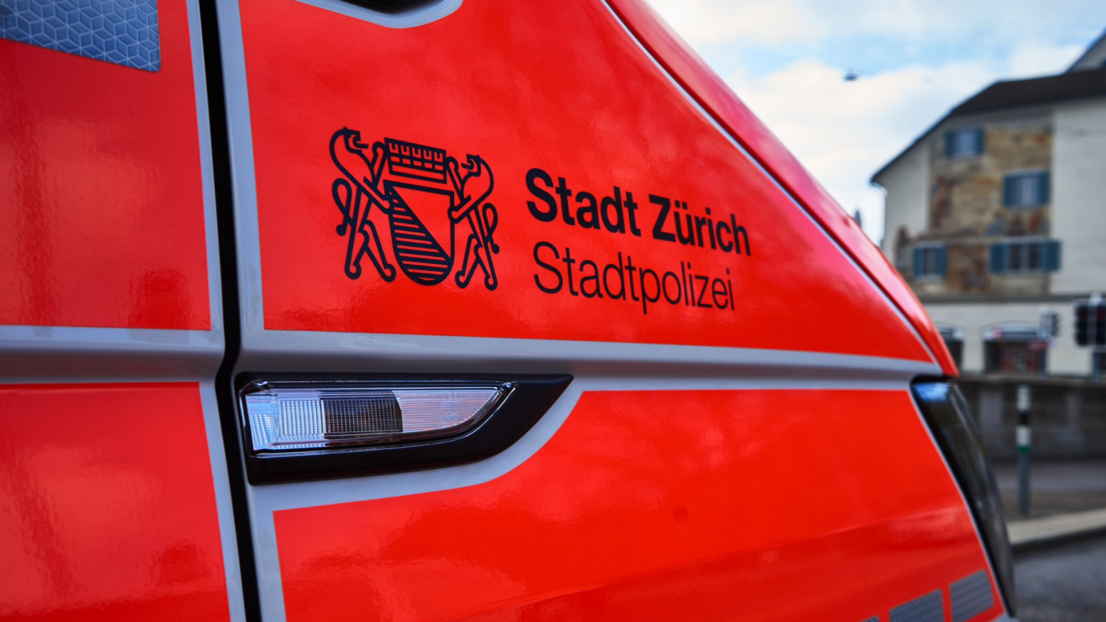 Mann schüttet bei Synagoge in Zürich Benzin aus, © X/Stadtpolizei Zürich