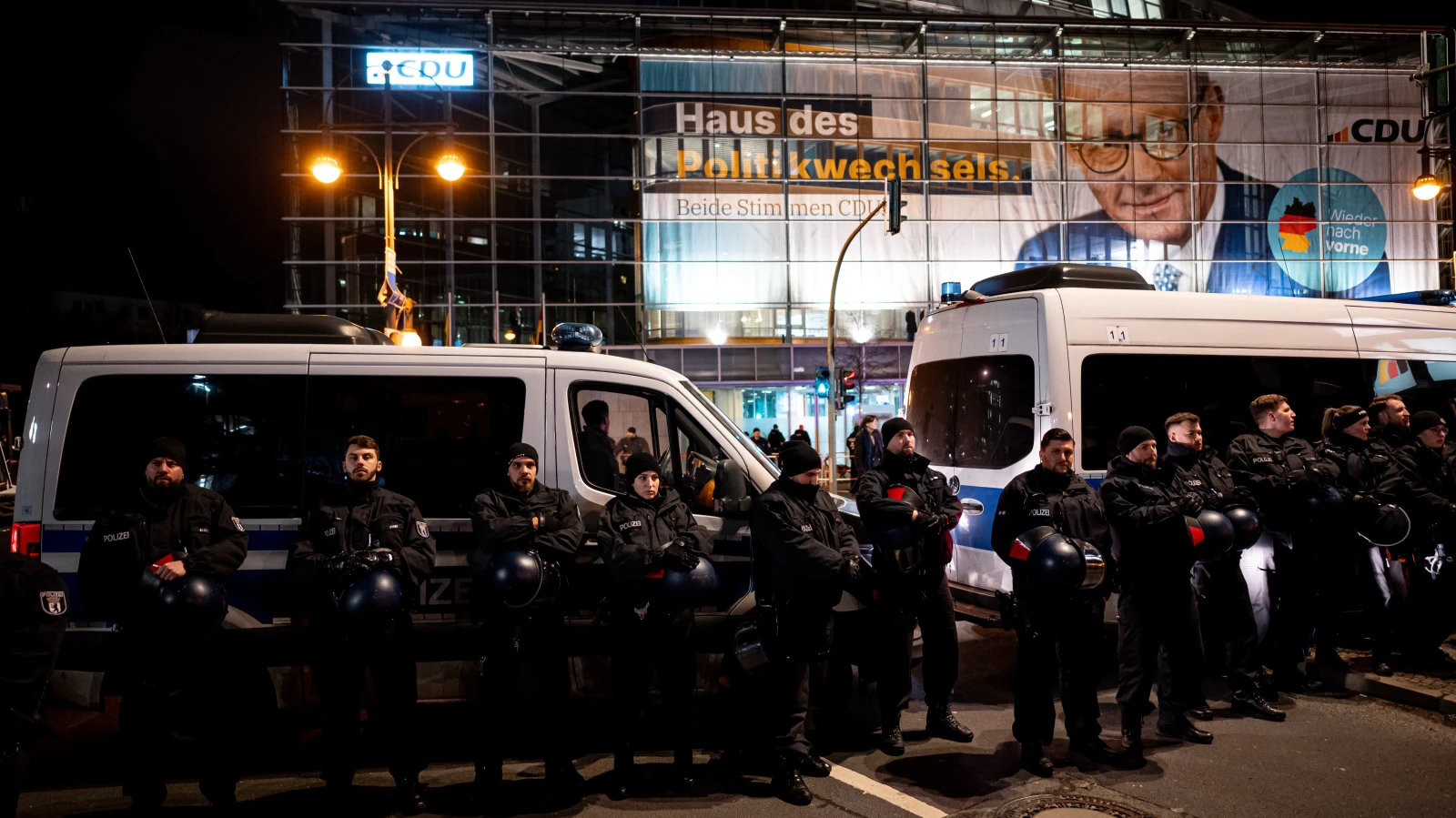 Berlin’de CDU Genel Merkezi Önünde Göçmen Politikası Protestosu!, © dpa Berlin’de CDU Genel Merkezi Önünde Göçmen Politikası Protestosu!, © dpa