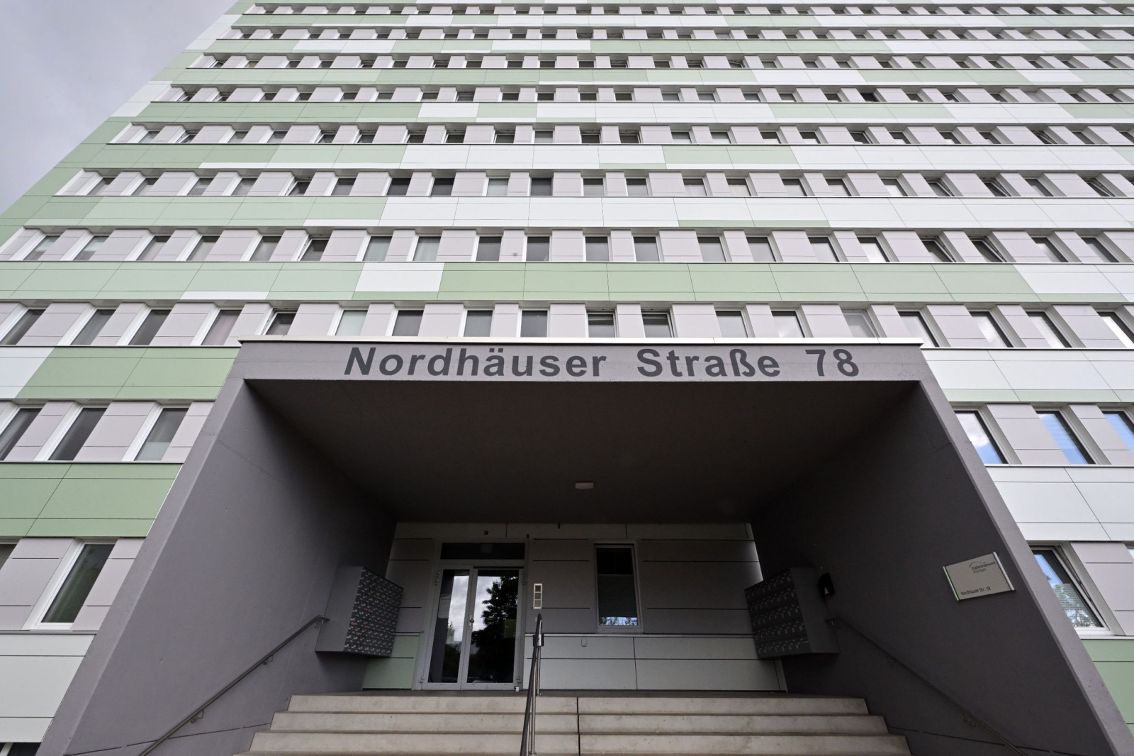 "Nordhäuser Straße 78" steht auf dem Eingang vor einem Studentenwohnheim.
