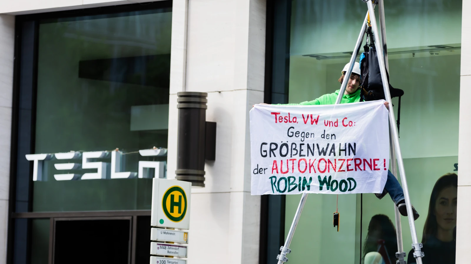 Tesla önünde göstericilerle polis karşı karşıya!, © dpa Tesla önünde göstericilerle polis karşı karşıya!, © dpa