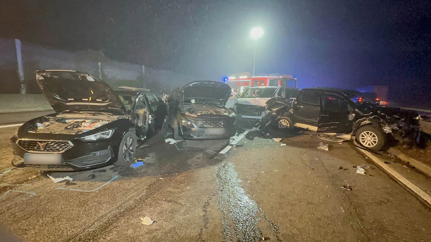 Göppingen’de Polis Kovalamacası Kazayla Sonuçlandı: 3 Ağır Yaralı, © Fritz Demel/dpa Göppingen’de Polis Kovalamacası Kazayla Sonuçlandı: 3 Ağır Yaralı, © Fritz Demel/dpa