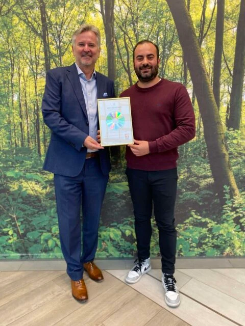 Frank Klüter – Centermanager vom QUARREE Wandsbek und Andrea Strangio – „Ristorì da Franco“ (hat den Spot gesprochen) freuen sich über die Ehrung. Frank Klüter – Centermanager vom QUARREE Wandsbek und Andrea Strangio – „Ristorì da Franco“ (hat den Spot gesprochen) freuen sich über die Ehrung.