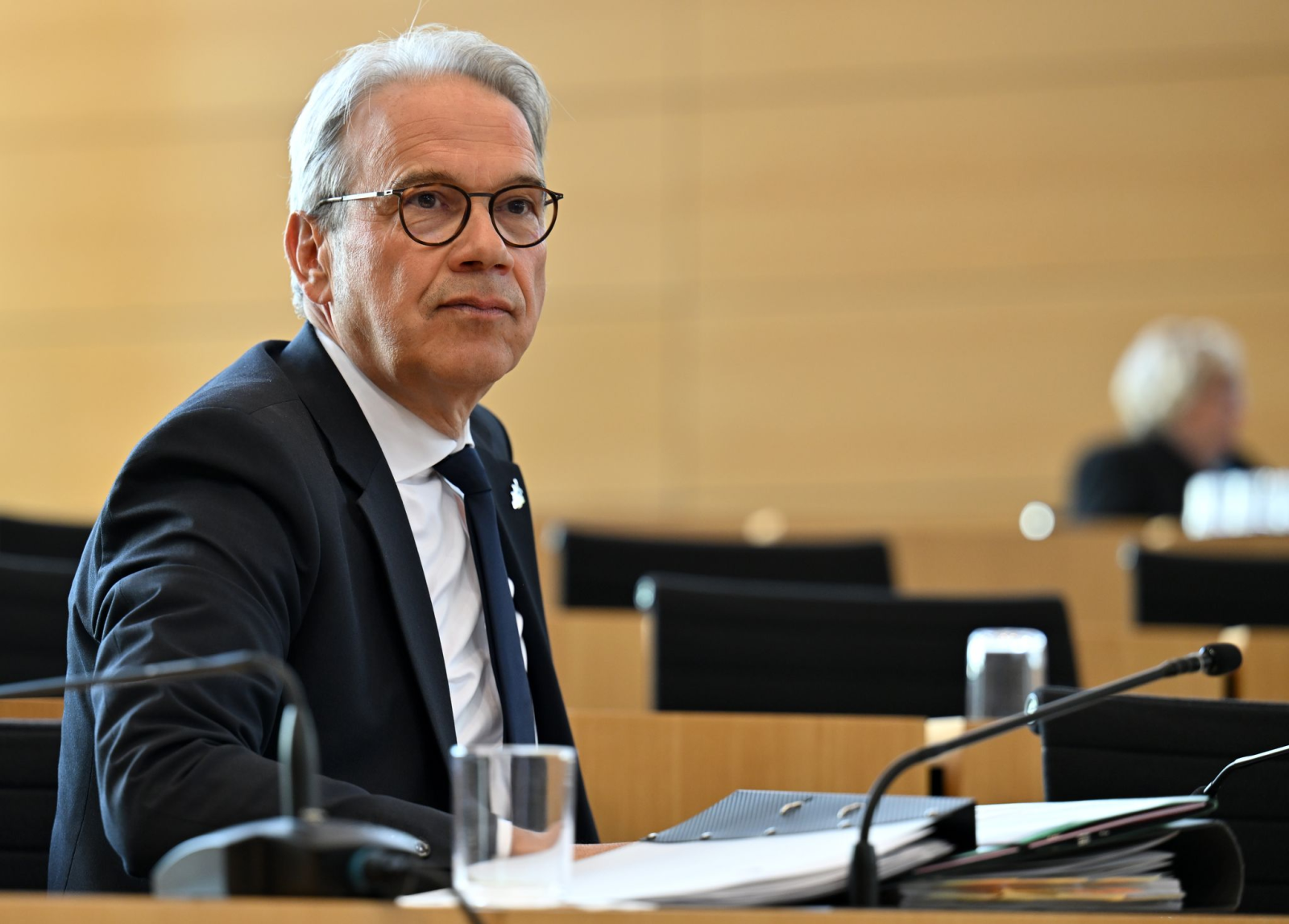 Auch Innenminister Maier ergriff in der heftigen Debatte über den 8. Mai als Feiertag im Thüringer Landtag das Wort. , © Martin Schutt/dpa
