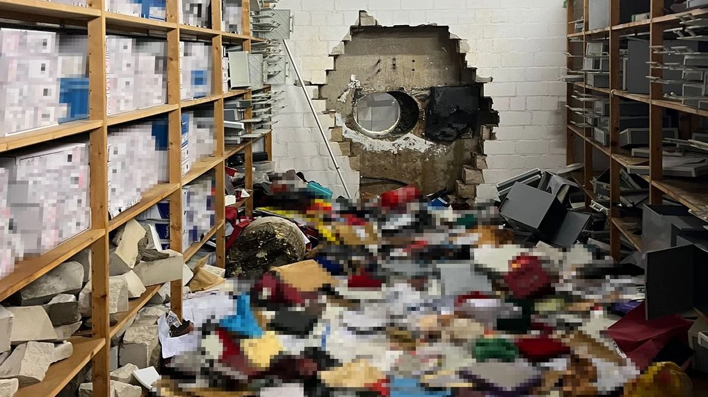 Gelsenkirchen’de Banka Soygunu: Güvenlik Kamerası Görüntüleri Ortaya Çıktı, © -/Polizei Gelsenkirchen/dpa Gelsenkirchen’de Banka Soygunu: Güvenlik Kamerası Görüntüleri Ortaya Çıktı, © -/Polizei Gelsenkirchen/dpa