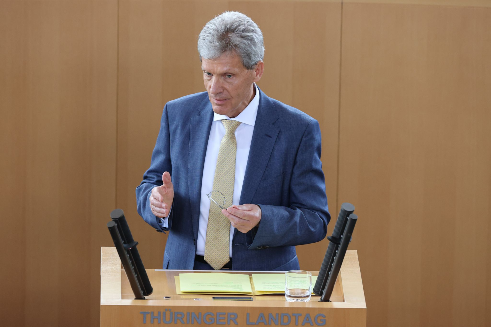 Helmut Holter (Die Linke), Bildungsminister von Thüringen, spricht im Thüringer Landtag.