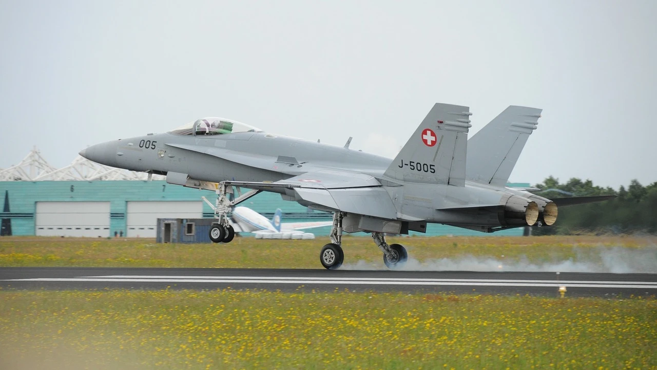 Schweizer Luftwaffe Autobahn FA-18 Kampfjet, © Günter Lohmeyer, Pixabay Schweizer Luftwaffe Autobahn FA-18 Kampfjet, © Günter Lohmeyer, Pixabay