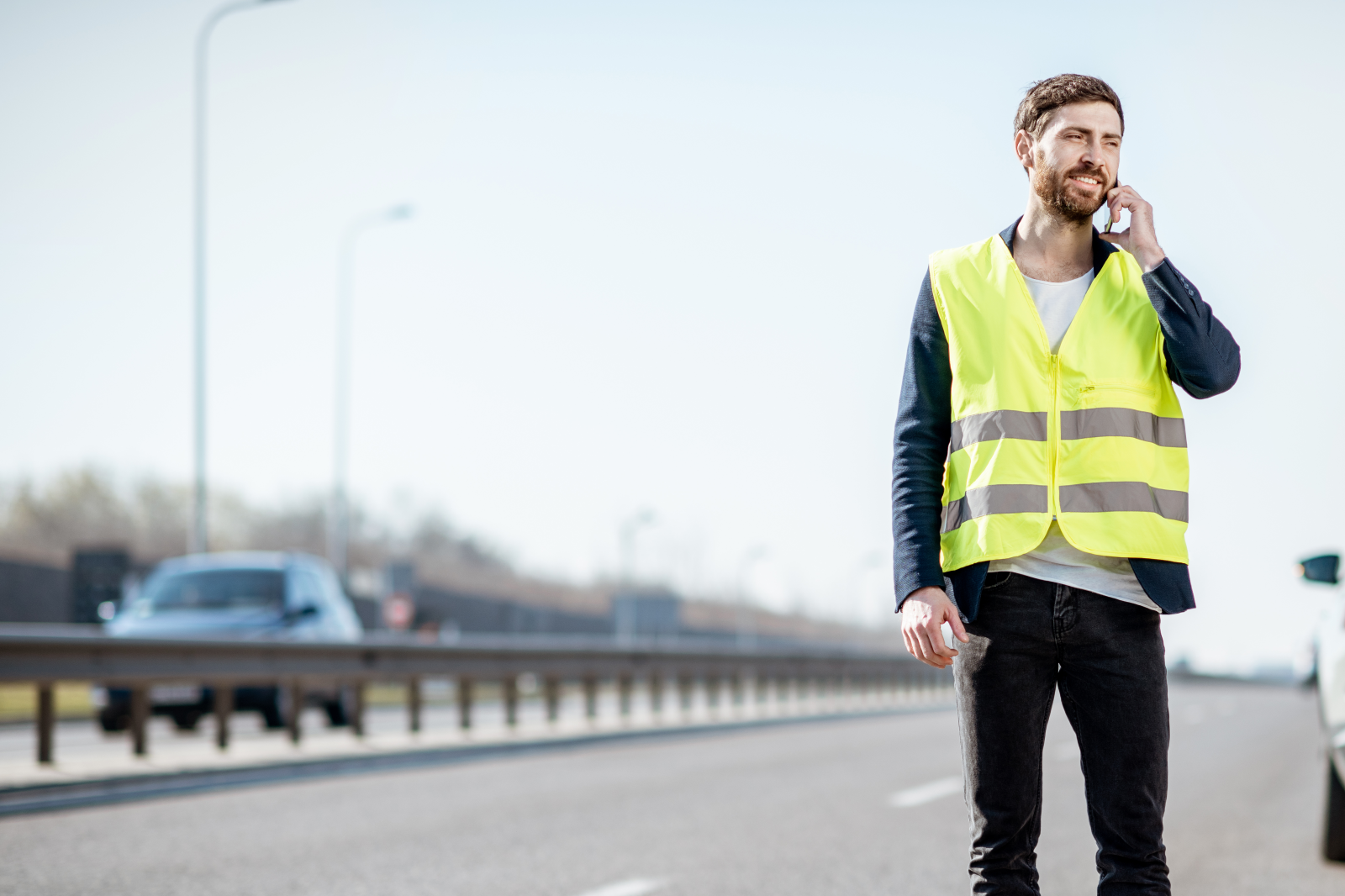 Warnweste auf eurem Roadtrip: Das gilt im Ausland, © Foto: RossHelen / Shutterstock