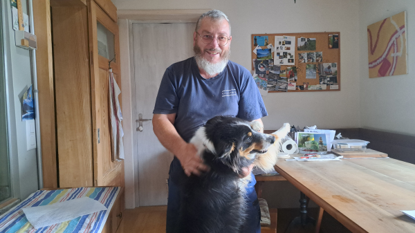 Rüedlinger Ruedi Meyer packt auf der Alp mit an, © radio munot