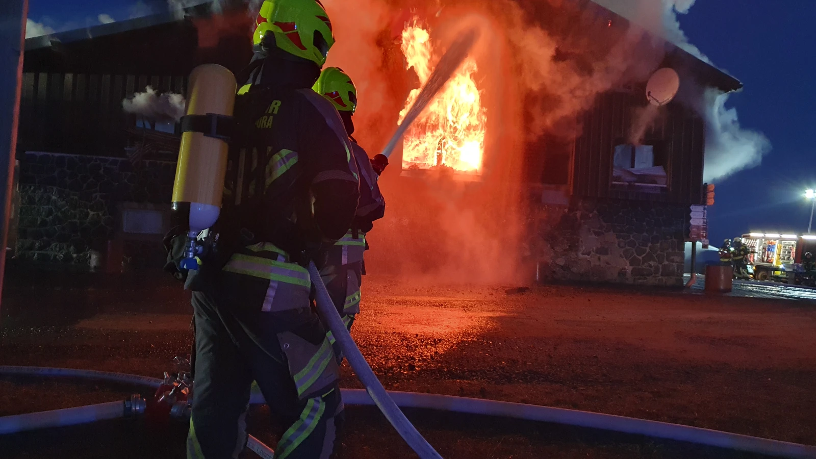 Stuttgart’ta Gece Yarısı Yangın Paniği: 12 Yaralı, Büyük Hasar, © dpa Stuttgart’ta Gece Yarısı Yangın Paniği: 12 Yaralı, Büyük Hasar, © dpa