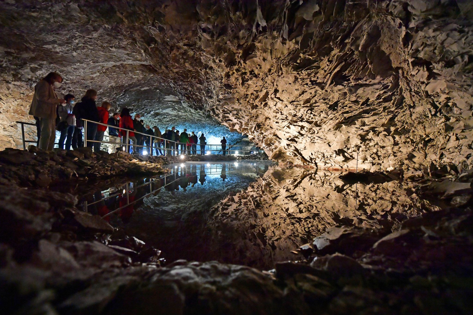 Besucher laufen durch die Barbarossahöhle.