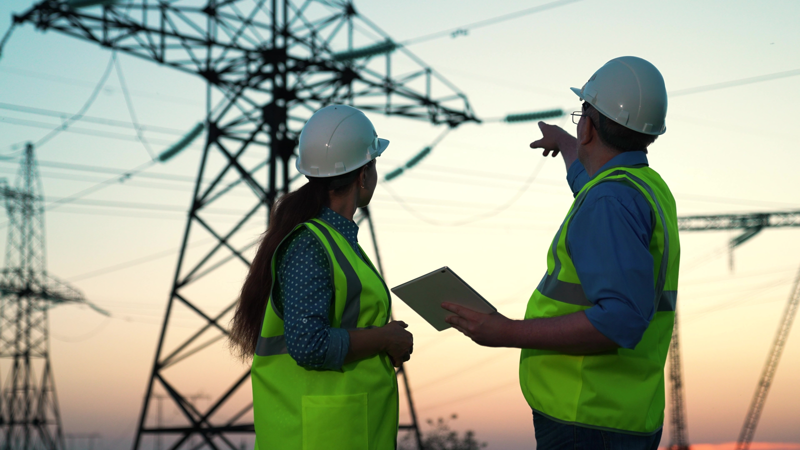 Otoyolda Yüksek Gerilim Hattı Çalışması!, © shutterstock