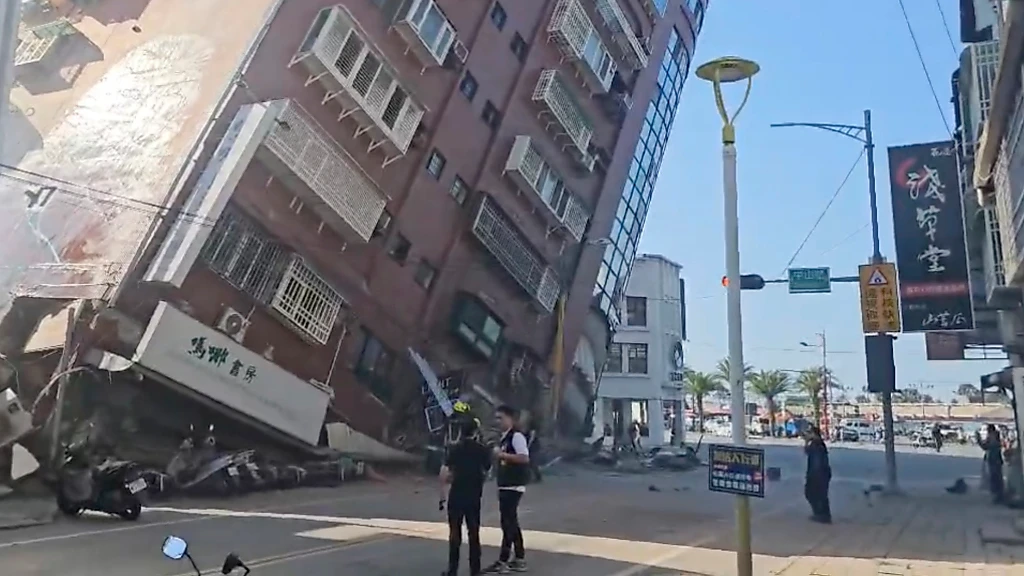 Zahl verletzter Erdbebenopfer in Taiwan steigt , © -/TVBS via AP/dpa Zahl verletzter Erdbebenopfer in Taiwan steigt , © -/TVBS via AP/dpa