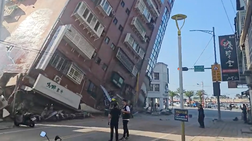 Zahl verletzter Erdbebenopfer in Taiwan steigt , © -/TVBS via AP/dpa