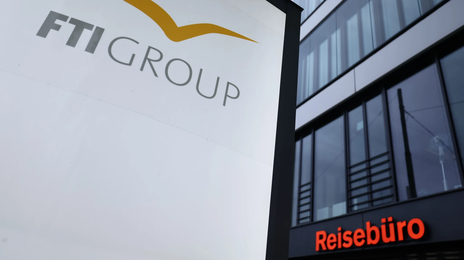 Schätzungsweise 10'000 Schweizer von FTI-Pleite betroffen, © Keystone / EPA / Anna Szilagyi Schätzungsweise 10'000 Schweizer von FTI-Pleite betroffen, © Keystone / EPA / Anna Szilagyi