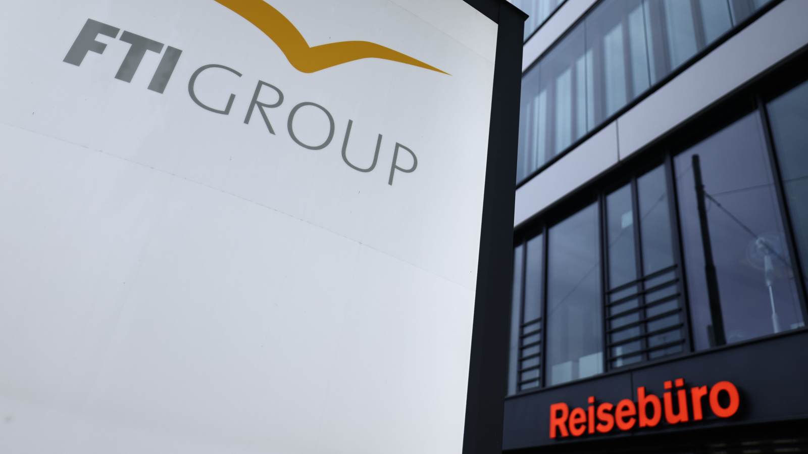 Schätzungsweise 10'000 Schweizer von FTI-Pleite betroffen, © Keystone / EPA / Anna Szilagyi