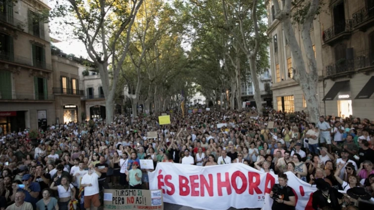 Turistlere Tepki Büyüyor... Binlerce Kişi Protesto Etti, © sözcü.com Turistlere Tepki Büyüyor... Binlerce Kişi Protesto Etti, © sözcü.com