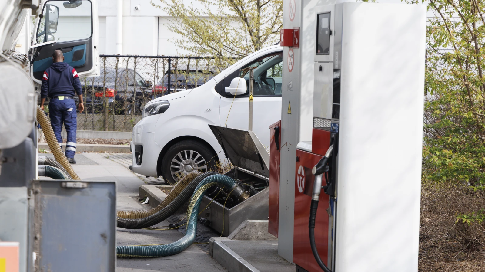 Dikkat! A6 üzerinde Yüzlerce Litre Dizel Çalındı, © Nicolas Maeterlinck/Belga/dpa Dikkat! A6 üzerinde Yüzlerce Litre Dizel Çalındı, © Nicolas Maeterlinck/Belga/dpa