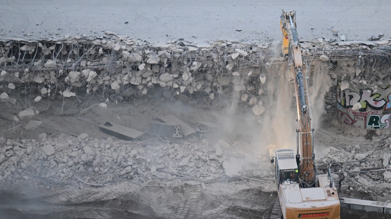 A100’de Köprü Yıkımı Tüm Hızıyla Devam Ediyor!, © Sebastian Gollnow/dpa A100’de Köprü Yıkımı Tüm Hızıyla Devam Ediyor!, © Sebastian Gollnow/dpa