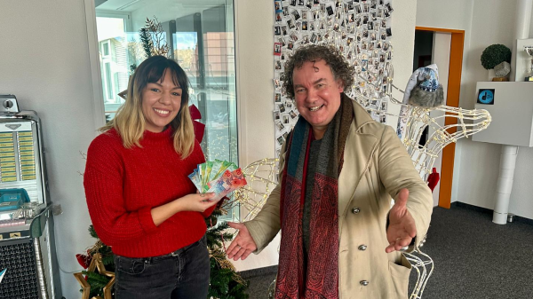 840 Franken an die Weihnachtsaktion durch Kunstaktion von Beat Toniolo , © Radio Munot