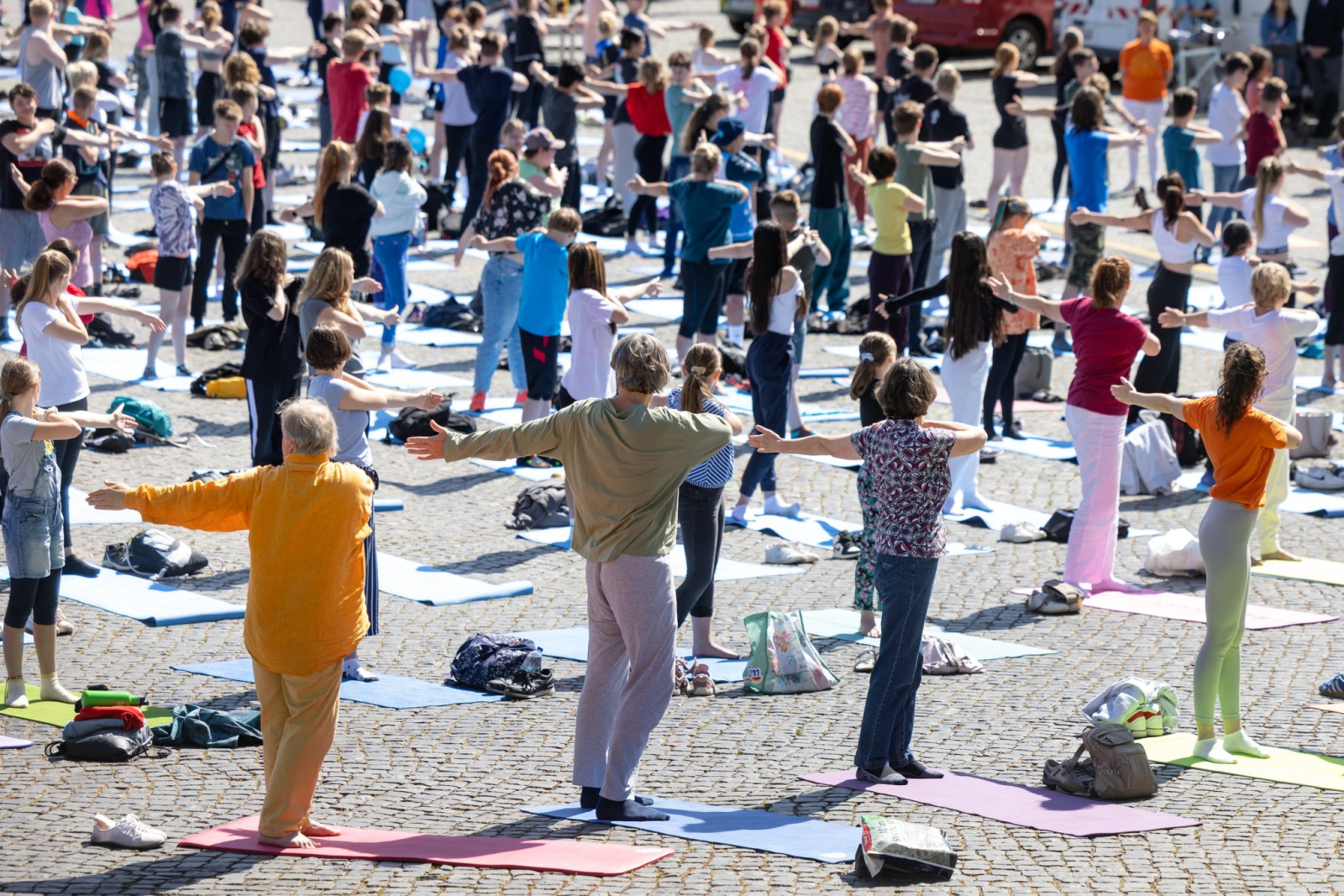 Erfurter Schüler ab Klasse sieben machen unter Anleitung Yoga-Übungen auf dem Domplatz.