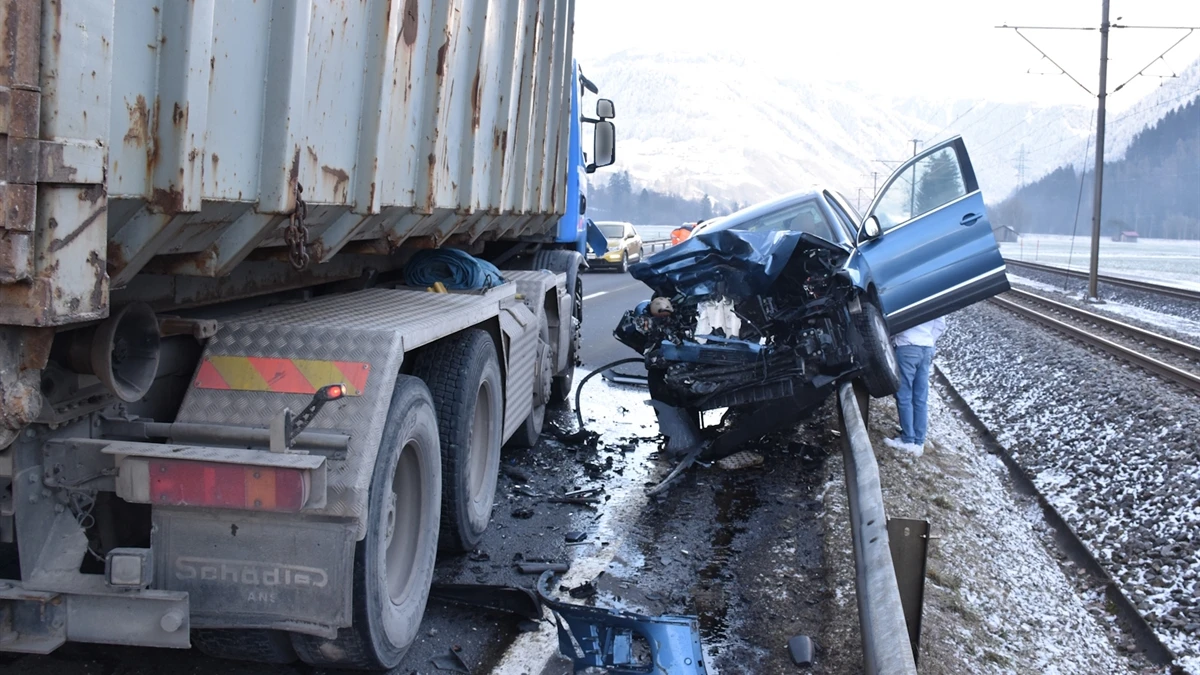 Kollision zwischen Auto und Lastwagen in Grüsch, © Kantonspolizei Graubünden Kollision zwischen Auto und Lastwagen in Grüsch, © Kantonspolizei Graubünden