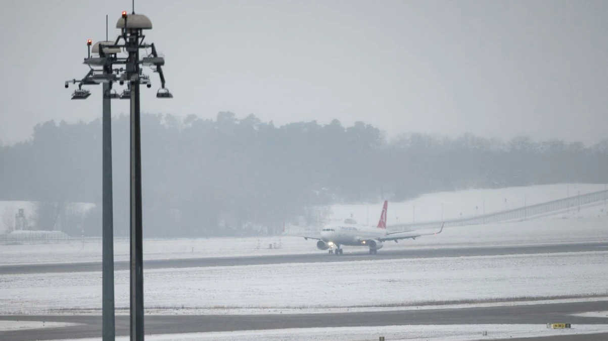 Türkiye’de Yoğun Kar Yağışı: Bazı Uçak Seferleri İptal!, © Christophe Gateau/dpa Türkiye’de Yoğun Kar Yağışı: Bazı Uçak Seferleri İptal!, © Christophe Gateau/dpa