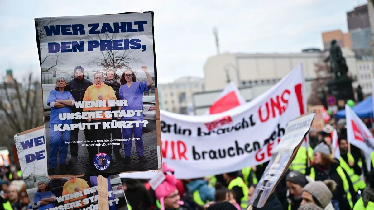 Berlin’de Buzlanma Uyarısına Rağmen Grev: Verdi Üç Hastanede İş Bırakıyor, © Sebastian Gollnow/dpa Berlin’de Buzlanma Uyarısına Rağmen Grev: Verdi Üç Hastanede İş Bırakıyor, © Sebastian Gollnow/dpa