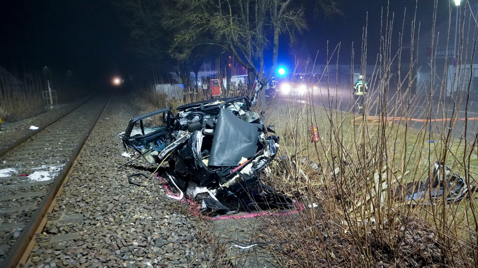 Trenle Çarpışan Otomobilin Sürücüsü Hayatını Kaybetti, © Reinert/swd-medien/dpa Trenle Çarpışan Otomobilin Sürücüsü Hayatını Kaybetti, © Reinert/swd-medien/dpa